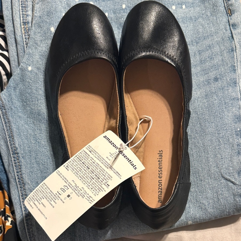 Amazon Essentials Women's Classic Black Loafers